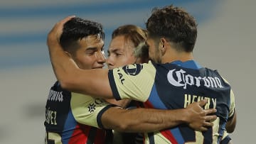 Jugadores del América celebran un gol.