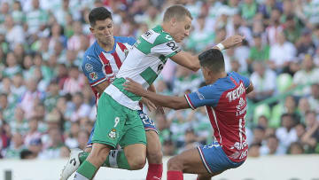 Julio Furch ante la marca de dos rivales de las Chivas del Guadalajara.