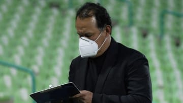 El entrenador de Cruz Azul Juan Reynoso.