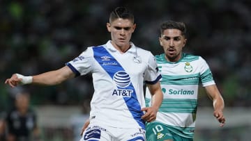 Israel Reyes de Puebla y el chileno Diego Valdés de Santos Laguna en la semifinal de Ida, celebrada en el Estadio TSM Corona.