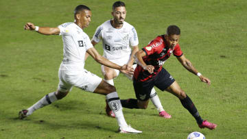 Santos e Athletico-PR brigam por vaga nas semifinais da Copa do Brasil.  