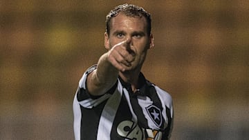 Joel Carli rescinde com Aldosivi, da Argentina, e tem o caminho livre para fechar com o Botafogo. 
