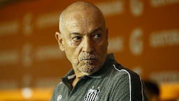 Treinador português deve perder zagueiro titular.