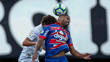 Fortaleza e Santos medem forças pela 16ª rodada do Campeonato Brasileiro. 