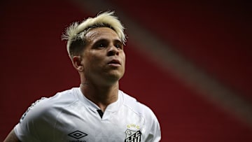 Com saída do atacante, clube se livra de punição da Fifa
