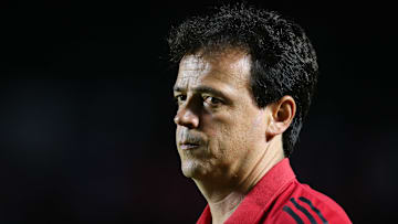 Com cada vez menos apoio, Fernando Diniz deve mexer no São Paulo.