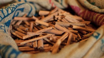 La canela es un remedio casero eficaz para aliviar el dolor de vientre