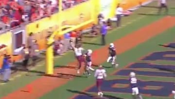 Minnesota WR Tyler Johnson makes insane one-handed touchdown catch.