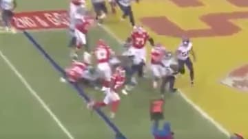 Chiefs RB Damien Williams scampers for a TD run vs the Titans