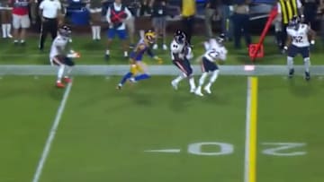 Roquan Smith's interception caps off a strong Bears defensive effort against Rams on Sunday.