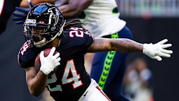 The Seahawks have reportedly made an offer to former Falcons running back Devonta Freeman.