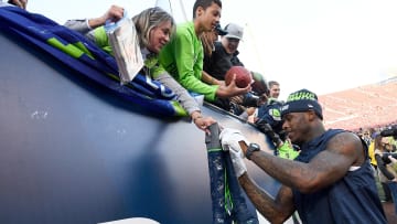 Josh Gordon signs autographs for Seahawks fans