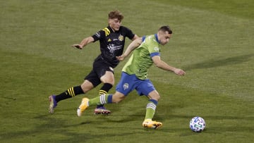 Jugadores del Seattle Sounders FC y del Columbus Crew disputan un balón.