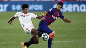 Jules Koundé au duel avec Luis Suarez, lors d'un FC Séville-FC Barcelone en Liga.