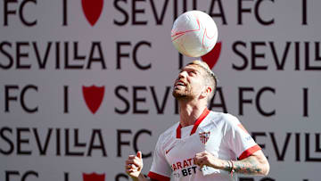 Papu Gómez foi apresentado recentemente ao Sevilla. Papu Gómez foi apresentado recentemente ao Sevilla.