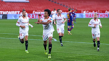 Sevilla-Verteidiger Jules Koundé (22) setzt zum Jubel an 