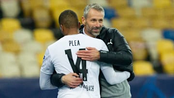 Marco Rose herzt den dreifachen Torschützen Alassane Plea bei dessen Auswechslung