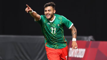 Alexis Vega celebra gol con la Selección Mexicana