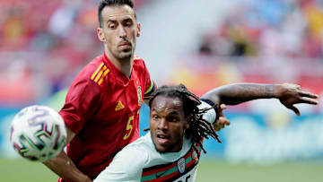 Sergio Busquets im Zweikampf mit Renato Sanches