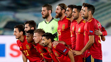 La selección española formando antes del inicio del partido de anoche