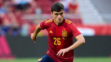 La posición corporal de Pedri, un retrato de Iniesta.
