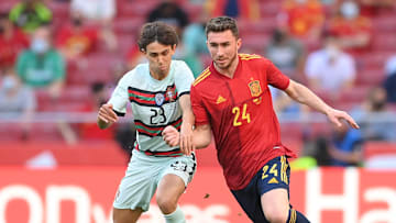 Joao Felix au duel avec Aymeric Laporte qui portait le maillot de la Roja pour la première fois. 