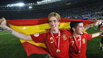 Spanish forward Fernando Torres (L) and