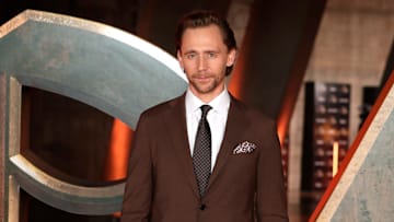 La serie está protagonizada por el actor Tom Hiddleston 