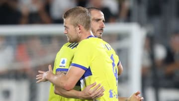 L'abbraccio tra Leonardo Bonucci e Matthjis De Ligt