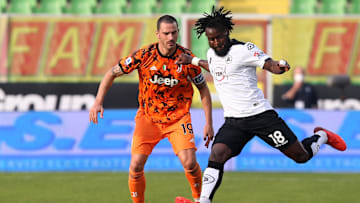 Nzola protegge palla sull'arrivo di Bonucci 