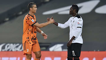 Cristiano Ronaldo batte il cinque a Giasy