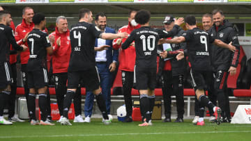 Lewandowski läuft durch das Spalier seiner Mitspieler.