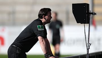 Manuel Gräfe blickt in den VAR-Monitor
