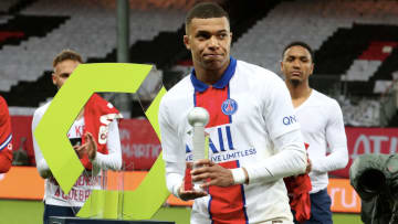 Kylian Mbappé recevant le trophée de meilleur joueur. 