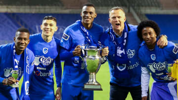 Carlos Cuesta, Gerardo Arteaga, Jhon Lucumi, John Van Den Brom, Angelo Preciado y Daniel Munoz con la Copa de Bélgica.
