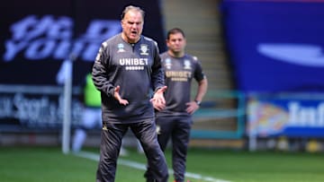 Bielsa dirigiendo al Leeds