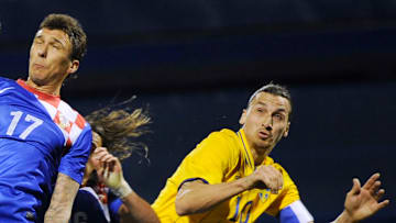 Sweden's Olof Mellberg (L) and Zlatan Ib