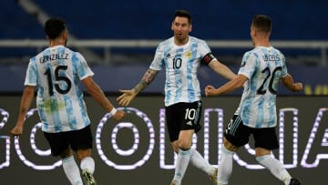 TOPSHOT-FBL-2021-COPA AMERICA-ARG-CHI - Messi, González y Lo Celso festejan.