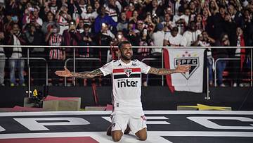 TOPSHOT-FBL-BRA-SAO PAULO-ALVES-PRESENTATION