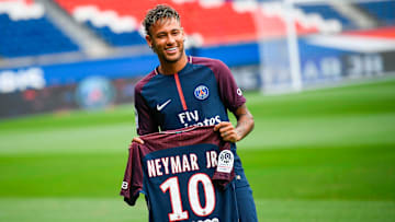 TOPSHOT-FBL-ESP-LIGA-BARCELONA-FRA-LIGUE1-PSG-NEYMAR