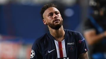Neymar est très touché par ce nouveau coup dur. 