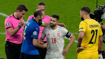 Chiellini y Jordi Alba previo a la tanda de penales 