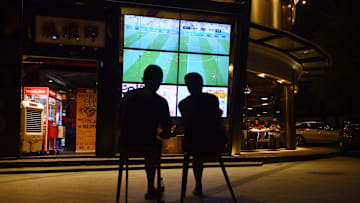 Tifosi cinesi davanti al maxi-schermo