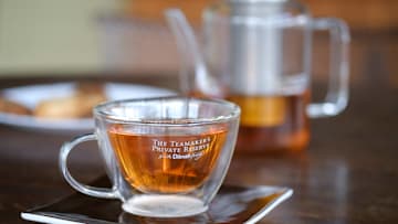 El té es un efectivo remedio para eliminar las bolsas de los ojos