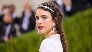 Margaret Qualley es la protagonista de la serie del momento 
