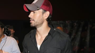 Enrique Iglesias comparte el dolor con su hermana y su madre