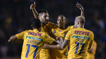 Jugadores de Tigres UANL celebran un gol.