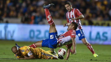 Jorge Sánchez y Guido Pizarro en la pelea de un balón.