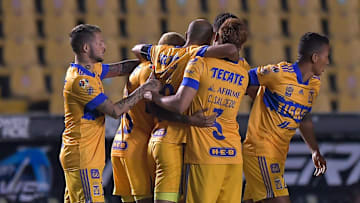 Jugadores de Tigres UANL celebran un gol.