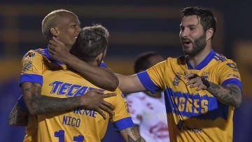 El colombiano Luis Quiñones, el uruguayo Nico López y el francés André-Pierre Gignac festejando una de las anotaciones sobre Xolos.